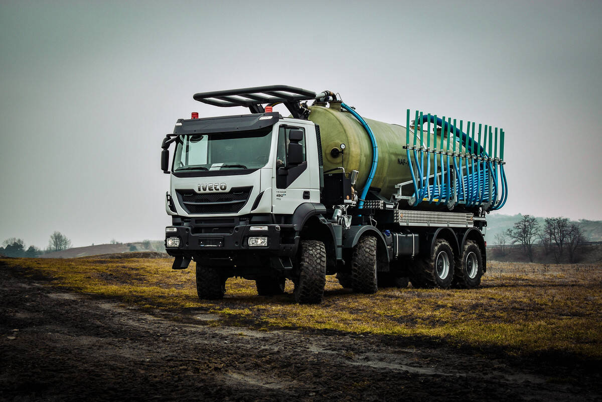 IVECO Trakker Traktor s cisternovou nástavbou
