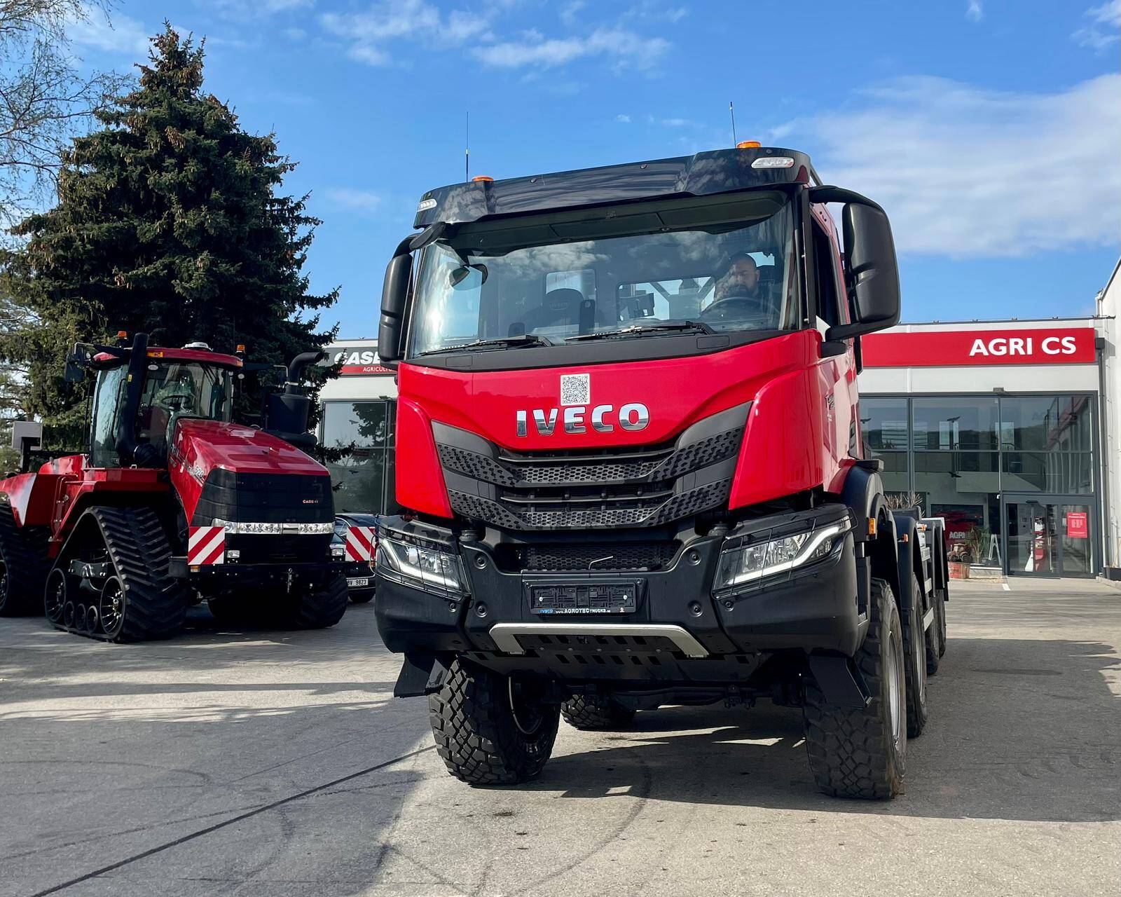 IVECO traktor řádil v terénu