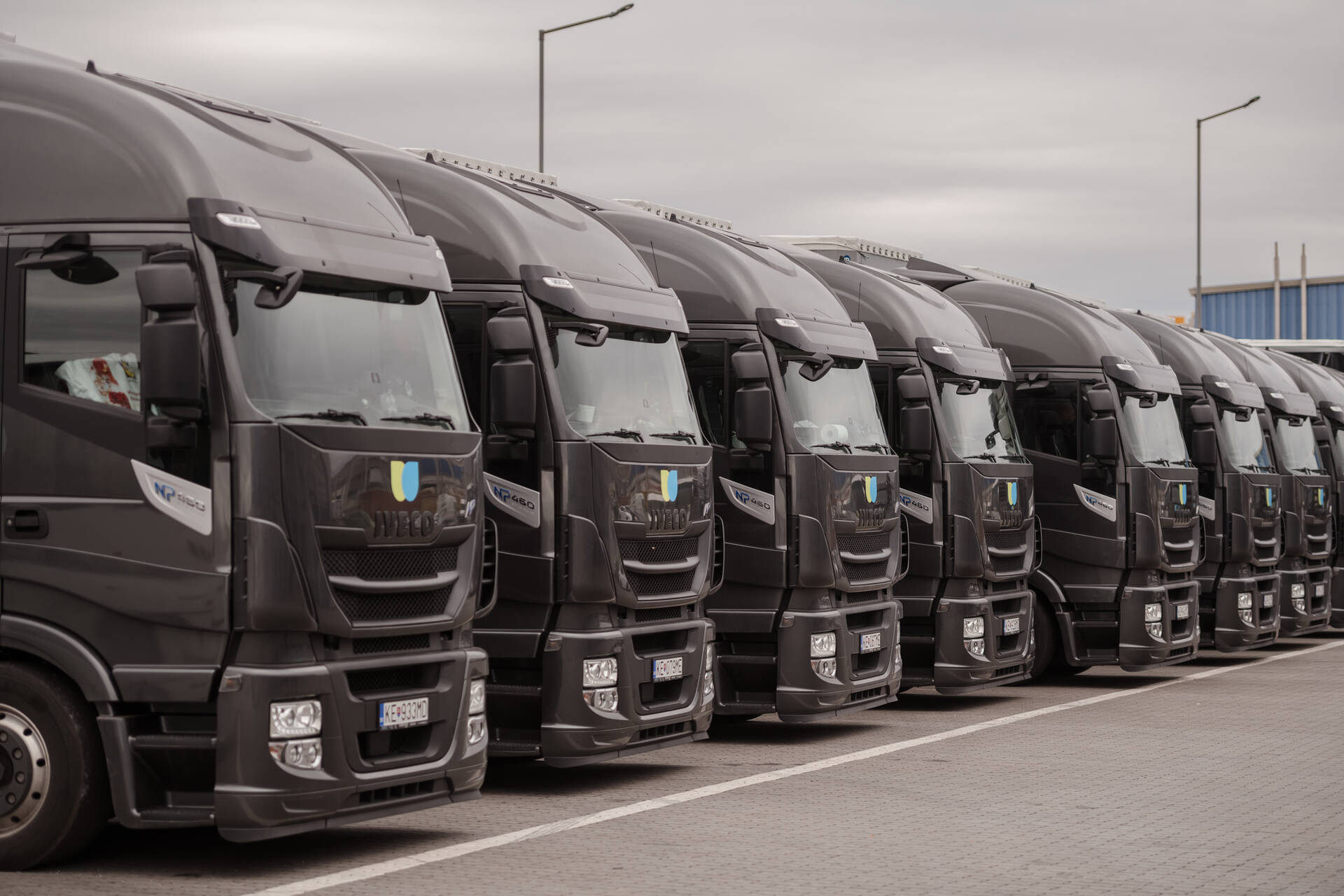 Bioway a 15 Low Deck tahačů IVECO Stralis na zkapalněný zemní plyn