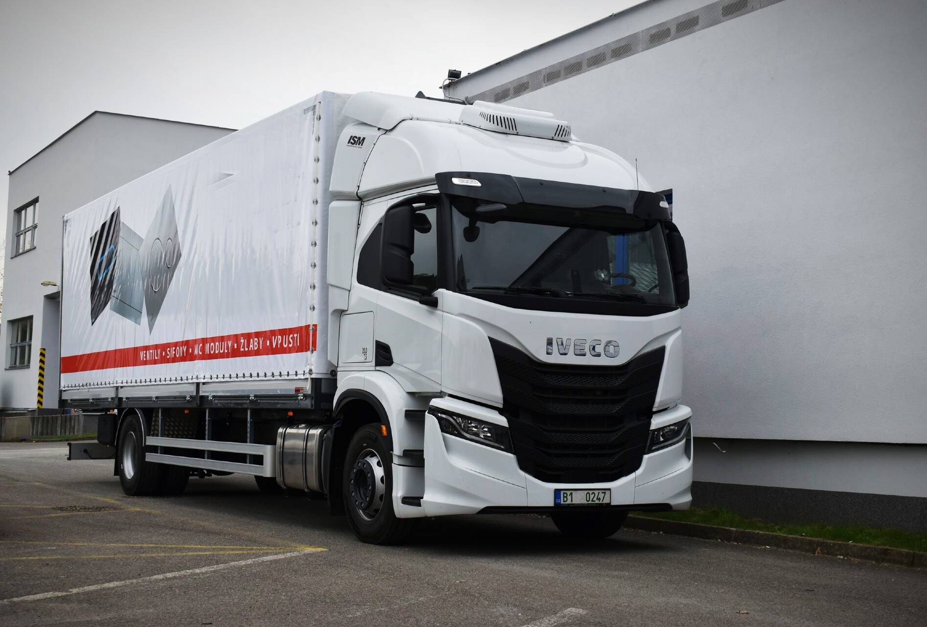 IVECO S-WAY s plachtovou nástavbou