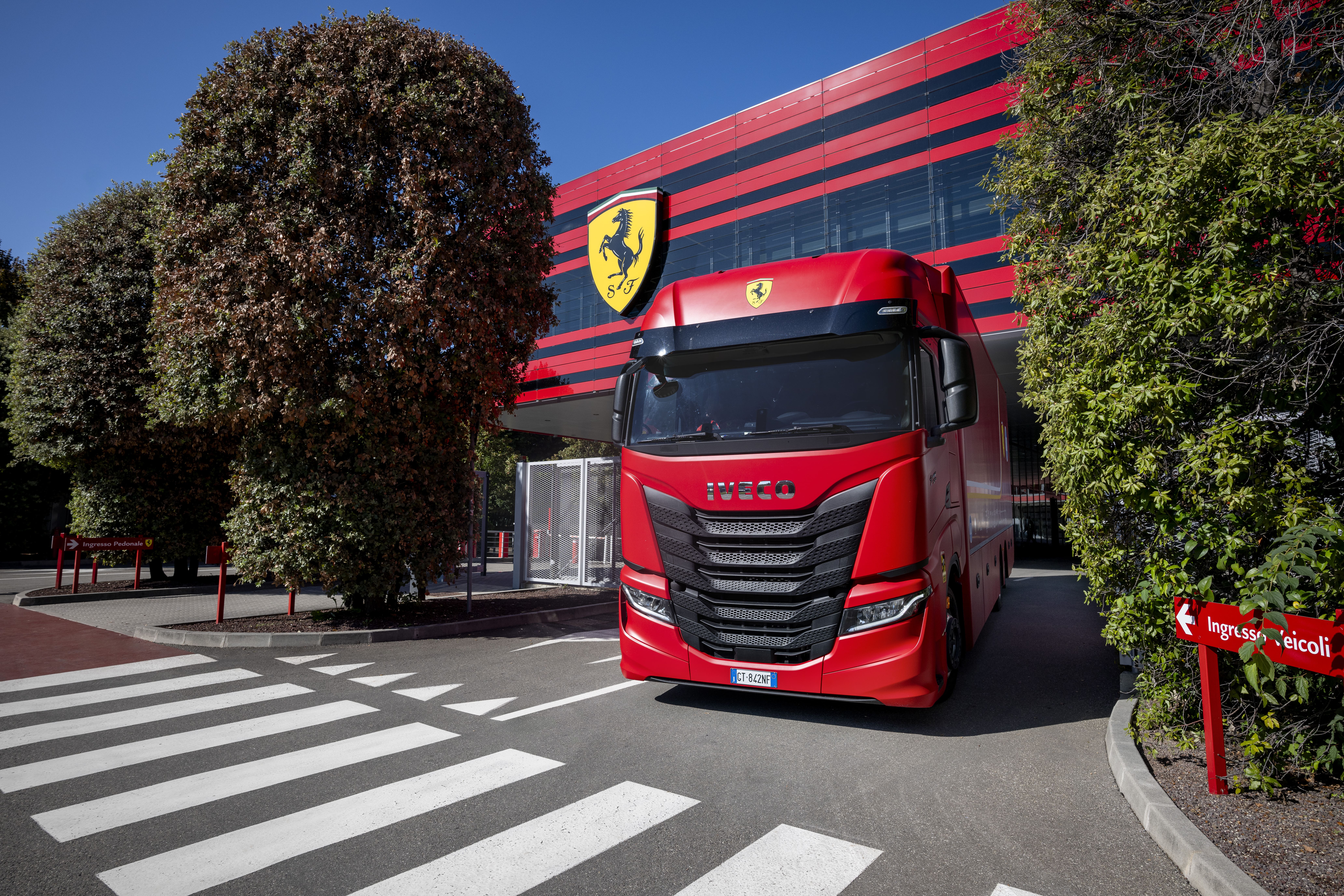 IVECO_Ferrari_handover-(2)-(1).jpg